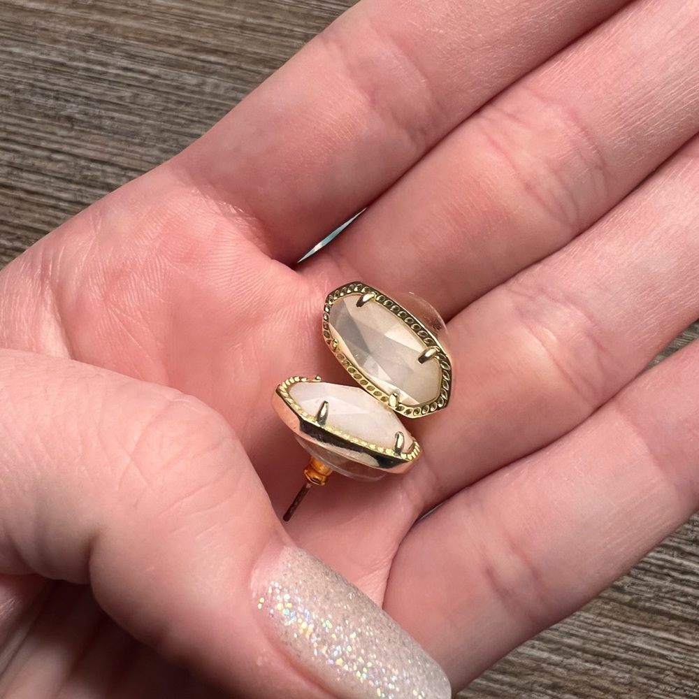 š„³SOLD Kendra Scott Mother of Pearl Ellie studs - Picture 5 of 5